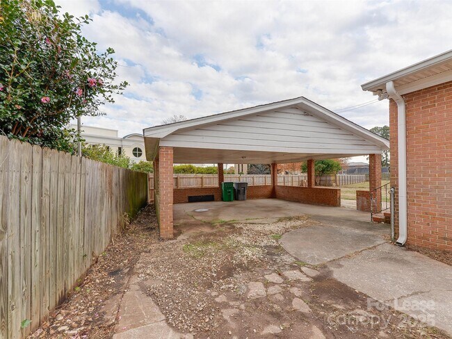 Building Photo - 1432 Bevis Dr