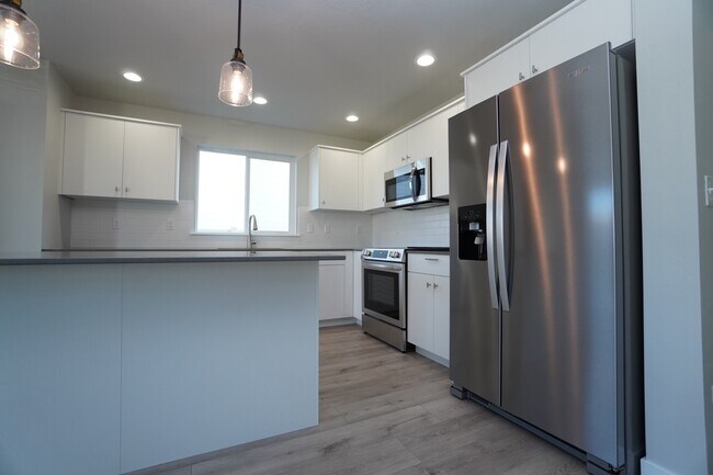 Building Photo - 1218 W Bass River Dr