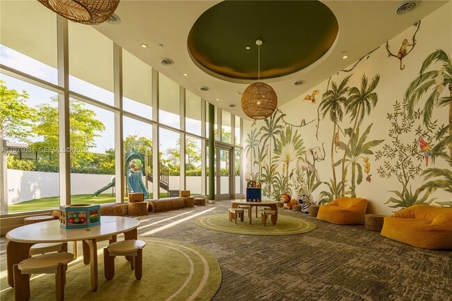 Building Photo - 700 NE 24th St