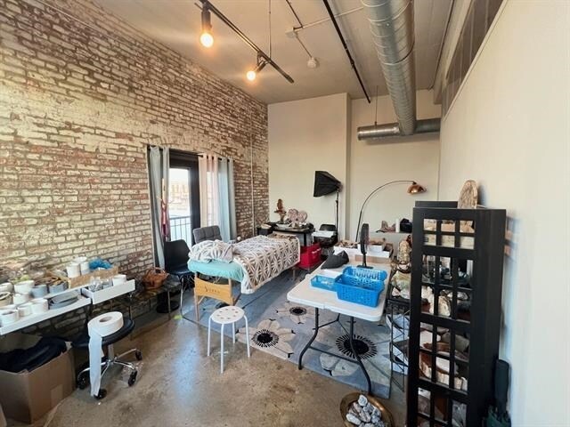 Building Photo - 190 Christopher Columbus Dr