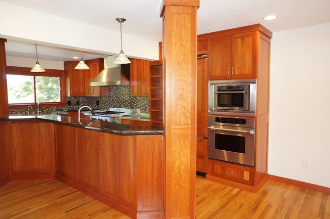 Building Photo - Stunning SW Portland (Arranmore) 4-bedroom...
