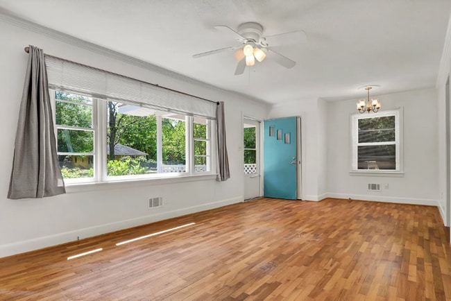 Building Photo - HINTON AVENUE - 4 Bedroom - Perfect for UN...
