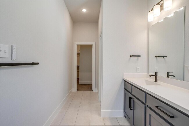 Building Photo - Stylish, Upgraded 3-bedroom, 2.5 bathroom ...