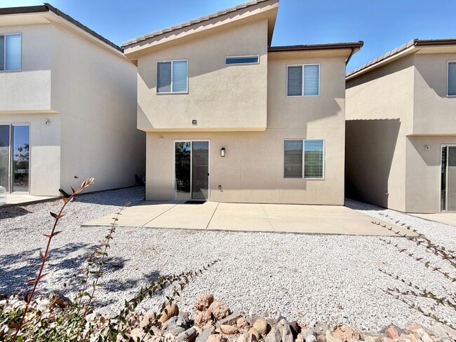 Building Photo - Beautiful 3 bed 2.5 bath Home!