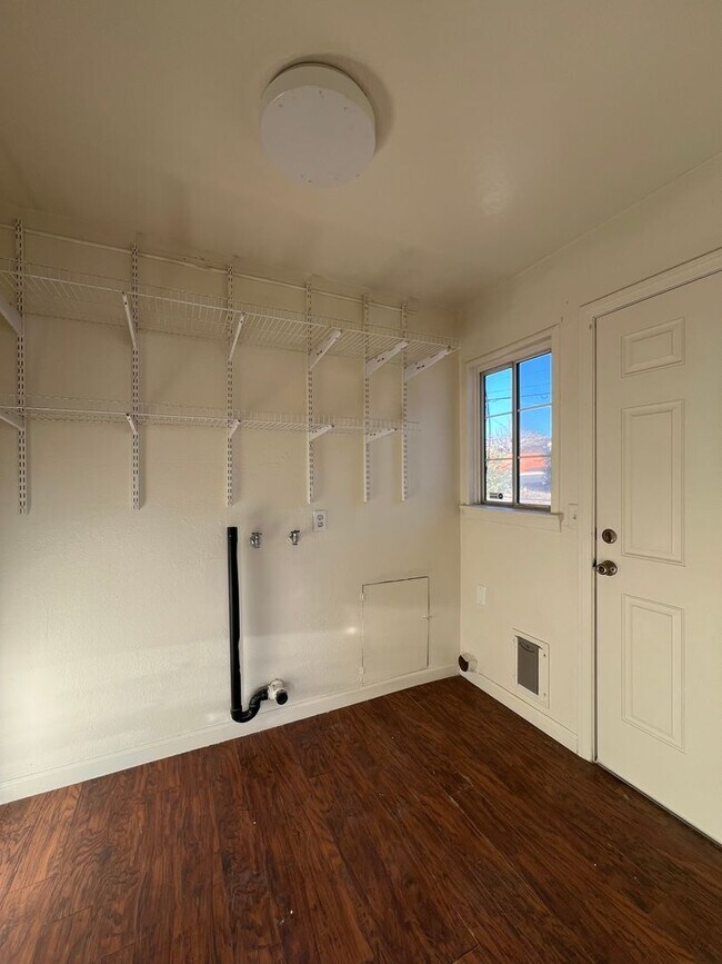 Building Photo - 3 Bedroom 1 Bathroom House with Huge Fenced Yard Near Schools, Park & Community Pool