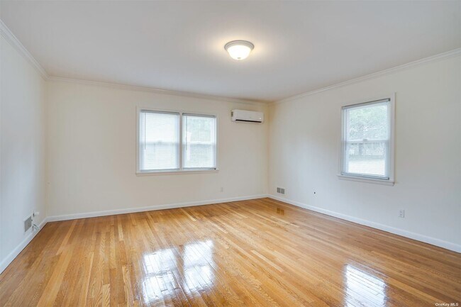 Building Photo - 10 Old Westbury Rd