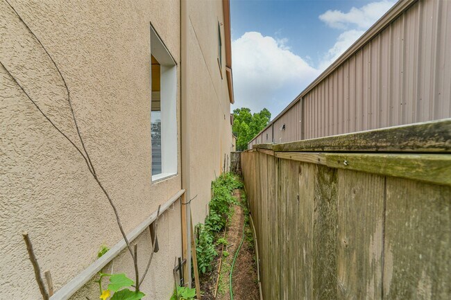 Building Photo - 11025 Robin Hood Ct