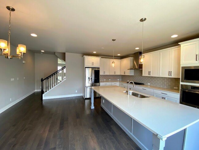 Building Photo - 5447 Valentia St