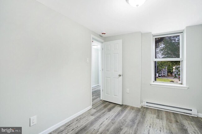 Building Photo - 565 Line St