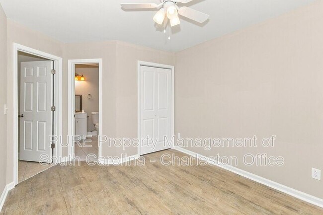 Building Photo - 9610 N Cardinal Dr