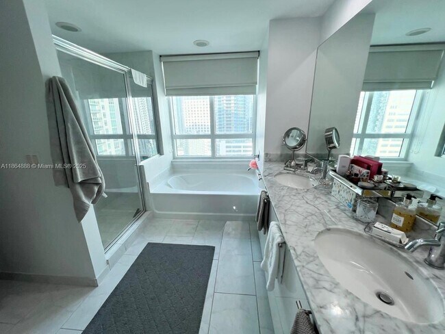 Building Photo - 950 Brickell Bay Dr