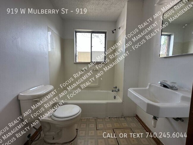 Building Photo - 919 W Mulberry St