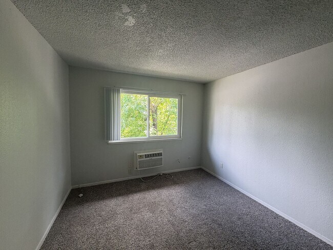 Building Photo - MOVE IN SPECIAL! $100 OFF FIRST 2 MONTHS OF RENT!!! 2 BEDROOM 1 BATH