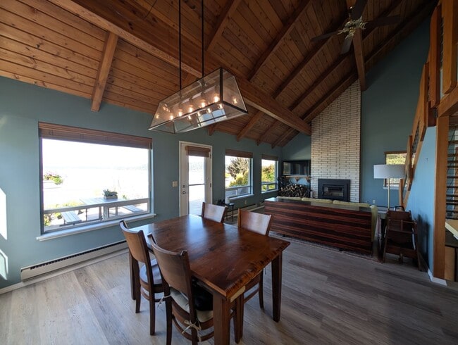 Building Photo - A Luxury Beachfront Lodge Awaits! For Rent...