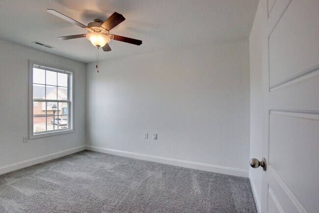 Building Photo - Fresh and so Clean Clean Close to Everything!