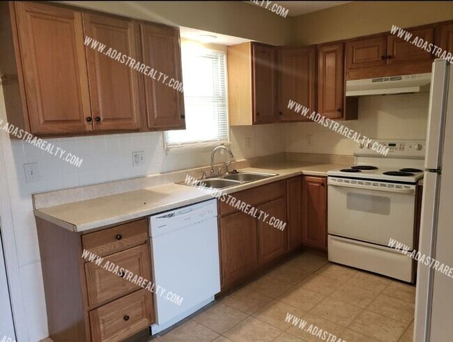 Building Photo - 3 Bedroom Duplex in Olathe North District-Available NOW!!