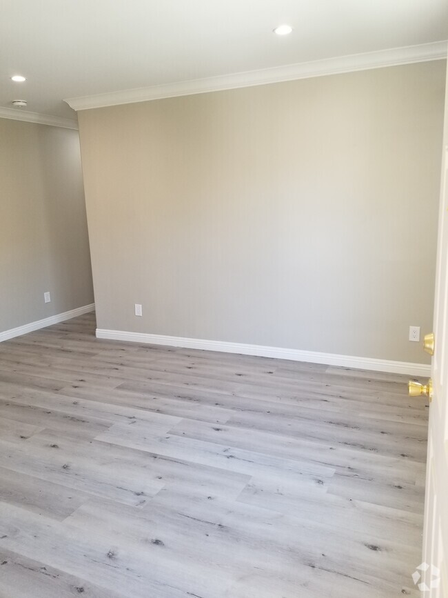 Building Photo - 210 W Elk Ave