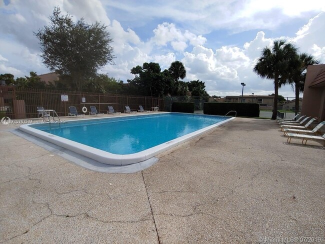 Building Photo - 11 Madrid Ln