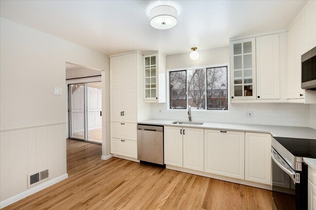 Building Photo - 982 E Briarwood Cir S