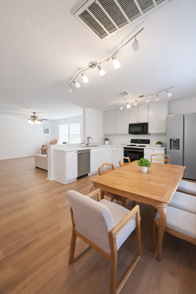 Building Photo - 1011 Ranchero Rd