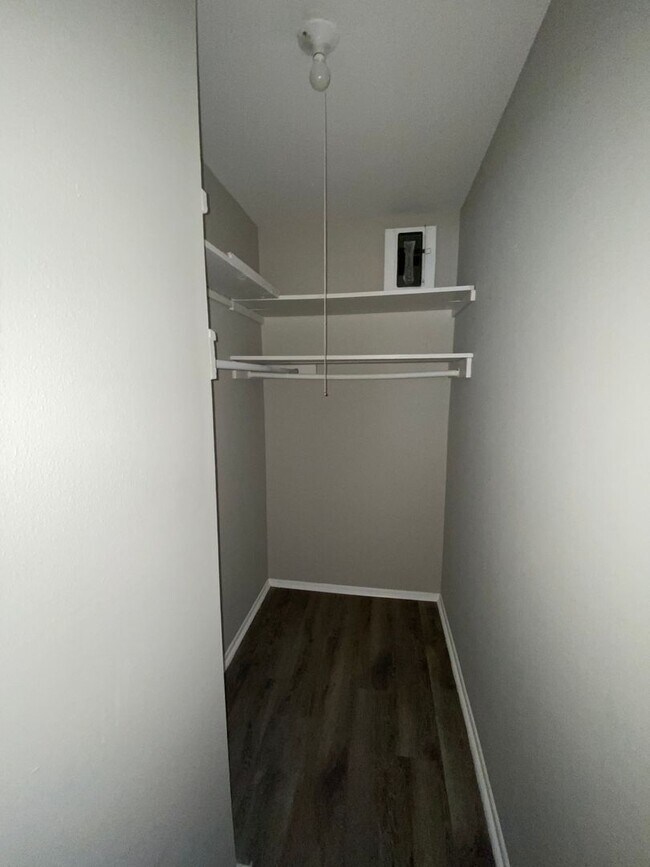 Building Photo - Newly Renovated All Electric 1 Bedroom in ...