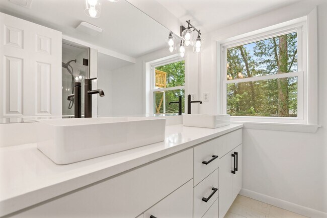 Building Photo - 6-bedroom, 4-bath home in North Raleigh