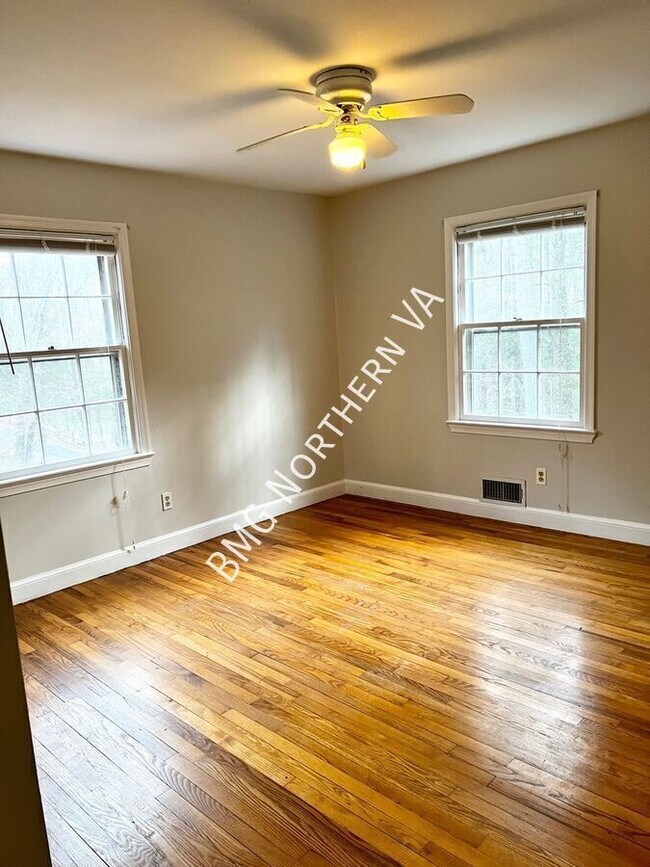 Building Photo - 832 Leigh Mill Rd