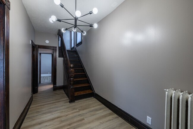 Building Photo - 5 Bedroom 2.5 Bath Midtown Home
