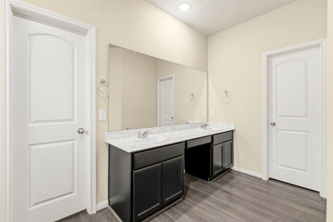 Building Photo - 6131 Carpenters Cove Ln