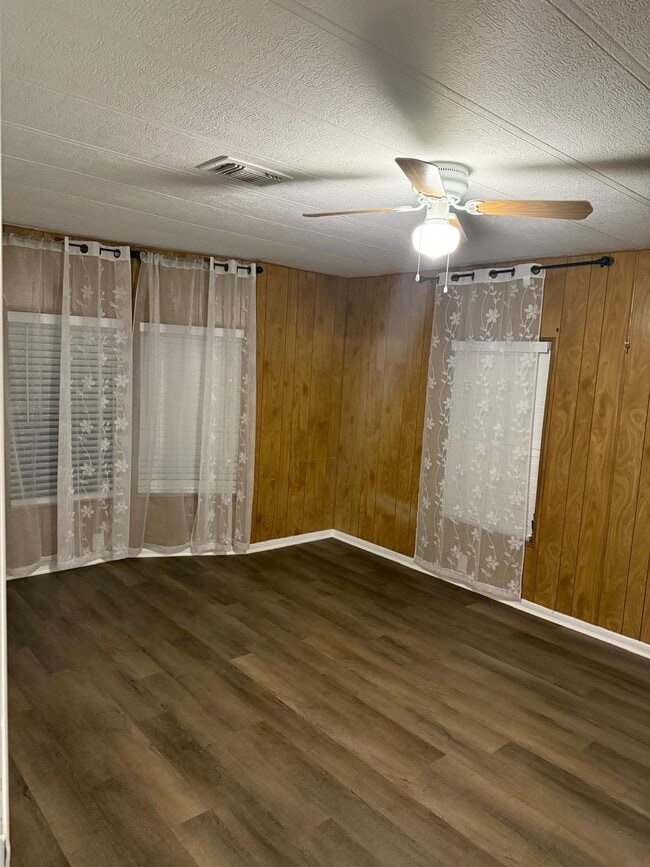 Building Photo - 11621 Venetian Ave