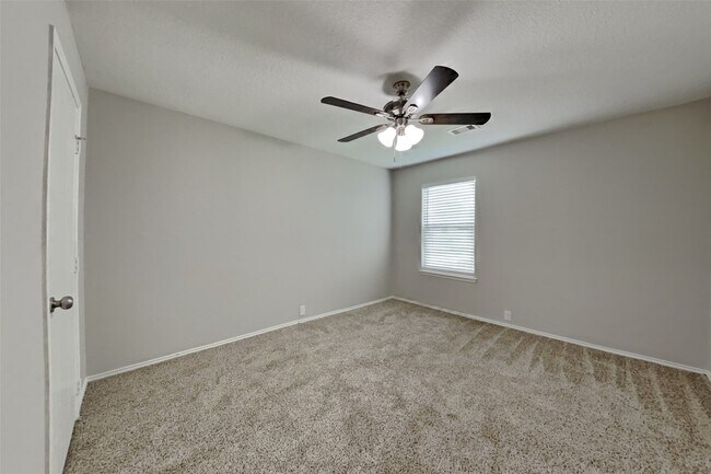 Building Photo - 14906 Sugarhollow Dr