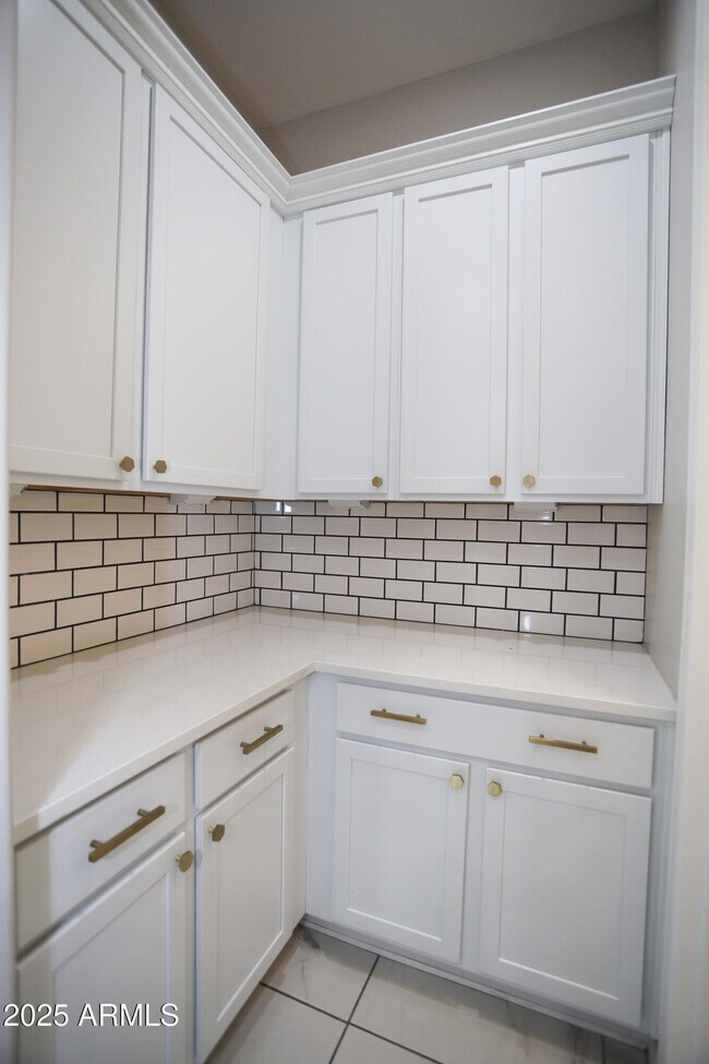 Building Photo - 947 E Ladbroke Way