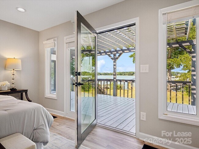 Building Photo - 4954 Moonlite Bay Dr