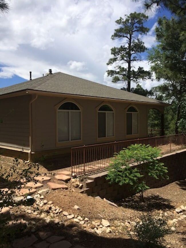 Building Photo - Sweet free standing home in Rio Home abutting forest and trail access
