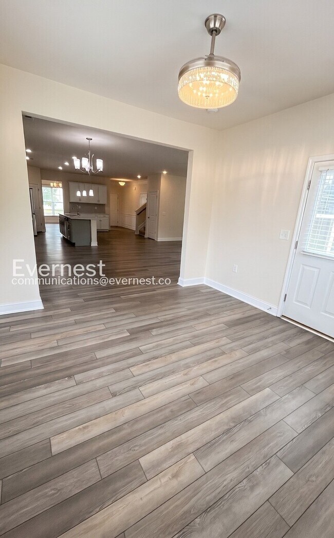 Building Photo - 5 Bed/3 Bath Home with Garage / Pet-Friendly / Available Now!