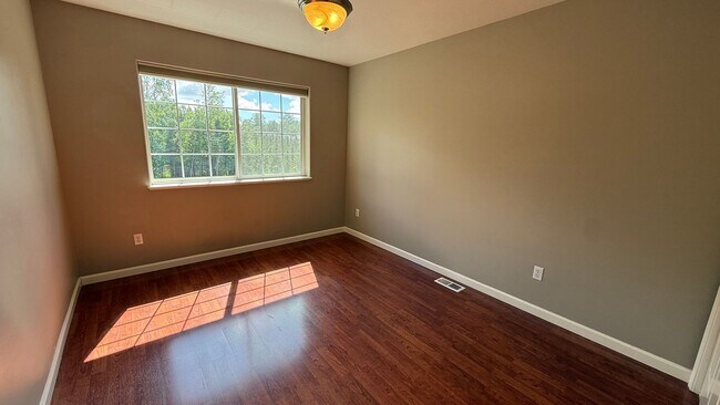 Building Photo - West Side 3 Bed/2.5 Bath Townhouse Condo. Available NOW!