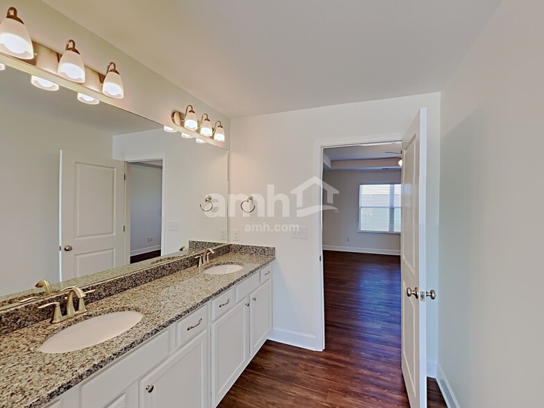 Building Photo - 950 Colonnade Dr