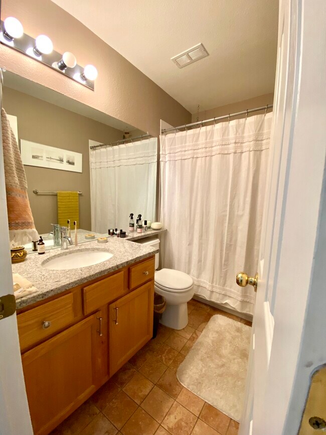 secondary bathroom - 141 Rowena Pl