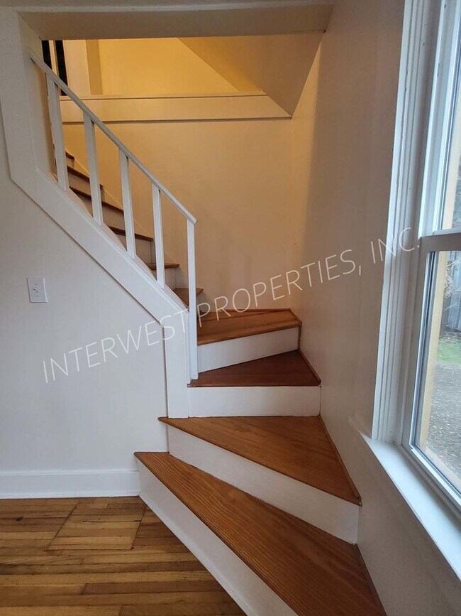 Building Photo - 329 SE 79th Ave