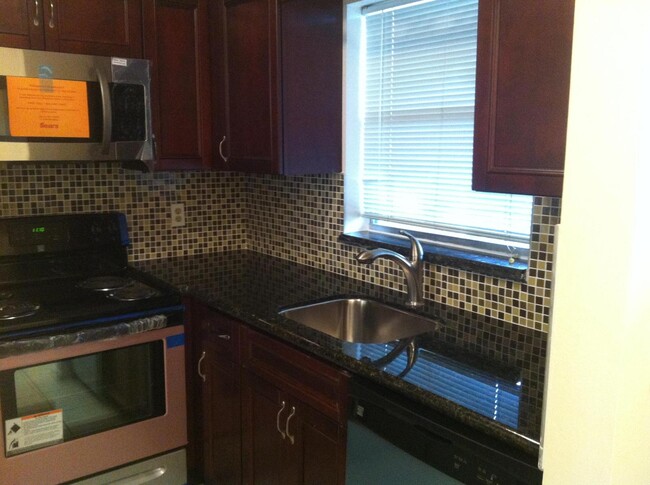 Building Photo - 9851 Sandalfoot Blvd
