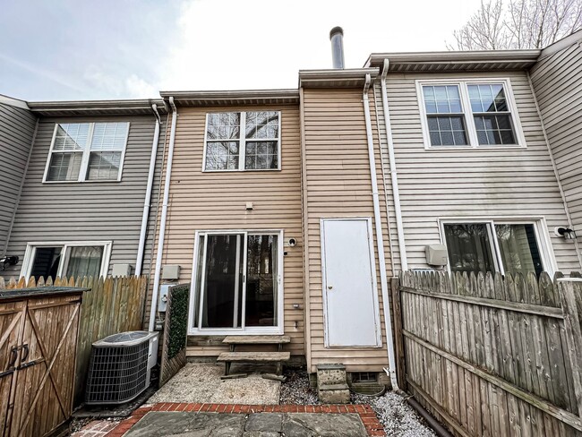 Building Photo - Updated 2 Bed 1.5 Bath Townhouse Close to ...