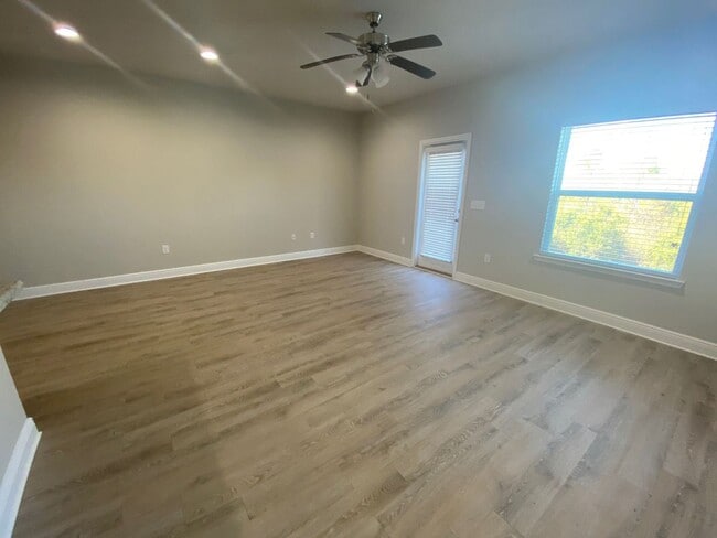 Building Photo - Spacious Modern Townhome; Conveniently Located! *Garbage, Pest Control & Lawncare Included!* *SPE...