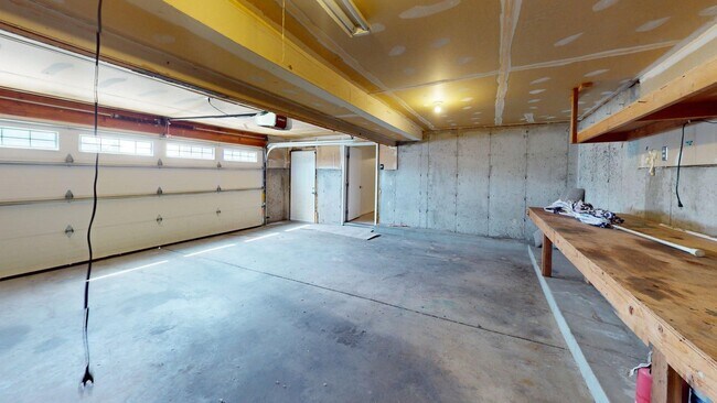 Building Photo - Freshly Updated Gem in Desirable East Side Sandy