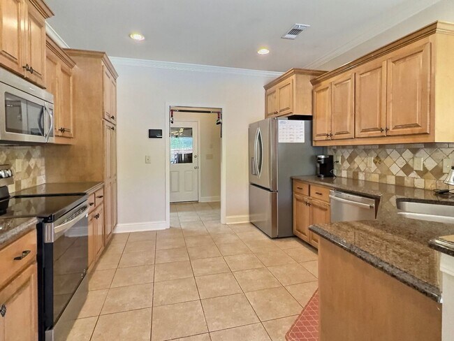 Building Photo - 4 Bed, 2 Full Bath Home w/ In-Ground Pool in Desirable Lake Forest!