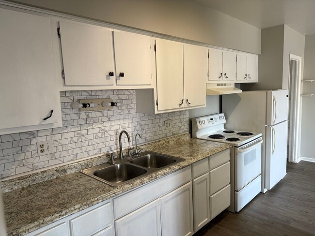 Building Photo - Spacious 1 Bed 1 Bath in the heart of Speedway!