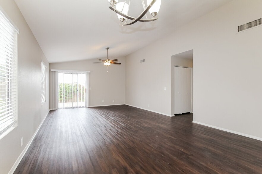 Building Photo - 10102 N 66th Ln