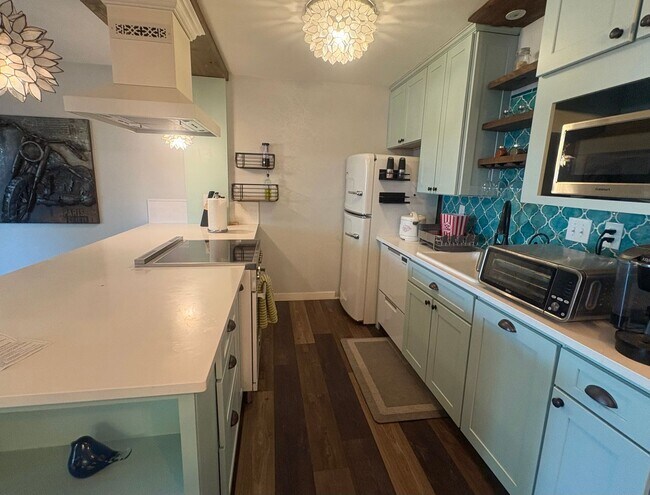 Building Photo - Stylish Ground Level Condo 2 Bedroom 2 Bath!