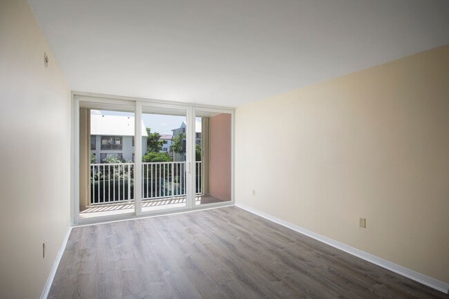 Building Photo - 2 Bedroom 2 Bathroom in Santa Clara Condo