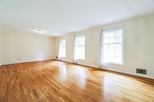 Building Photo - Spacious 5BR / 3BA House in Marietta