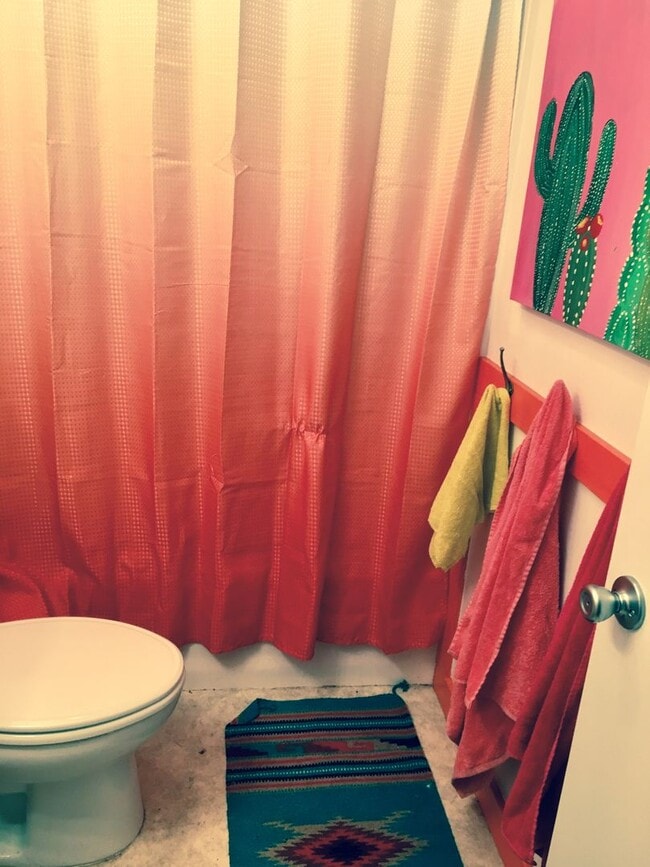 Building Photo - Updated, upstairs 2-bdrm/1-bath triplex apt—On-site w/d, off-street parking, near downtown St. Johns